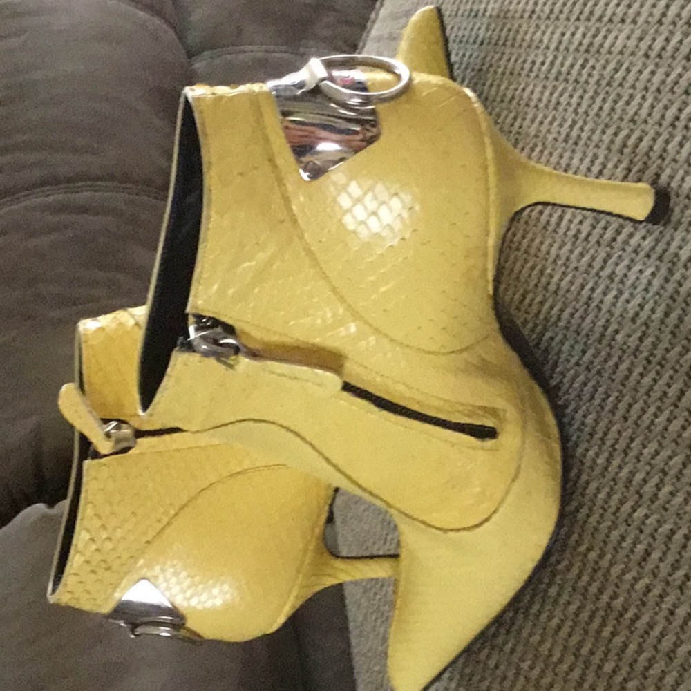 Ankle boots .